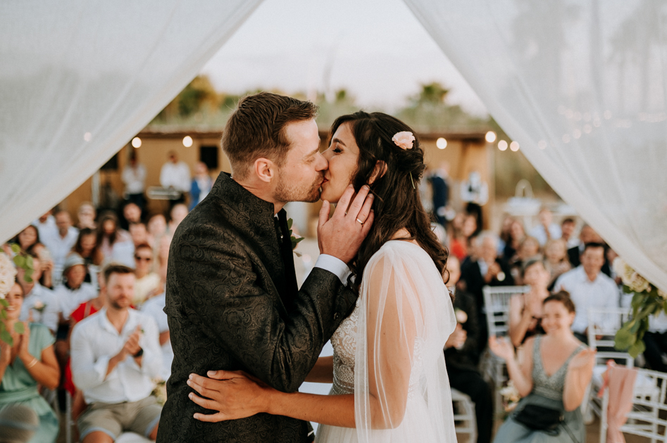 Matrimonio Post coronavirus in Puglia le Palme Beach Vanessa Serra wedding photographer